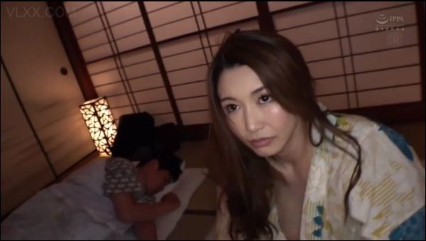 He took his wife to a hot spring, but he didn’t know she was getting fucked by another guy