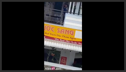 Schoolgirl Lets Boyfriend Sucking Pussy in a Coffee Shop