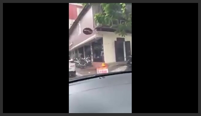 The female VPBank employee was having sex with a big cock in a car while signing a contract.