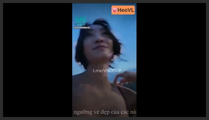Rosababy goes to the beach, takes off her shirt to expose her breasts, asks a stranger to take pictures