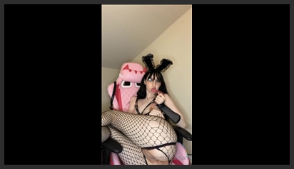 Western girl inserting a nearly 20cm fake cock