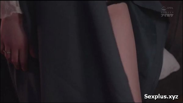 A married woman attends a class reunion, runs into her ex-boyfriend, and the story takes an unexpected turn