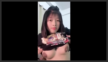 Chuppy 2kx girl live showing off her plump oysters, looks so delicious