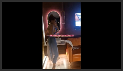 A video has surfaced showing Ngân 98 casually changing clothes while being secretly filmed by Lương Bằng Quang, revealing her massive, rosy breasts