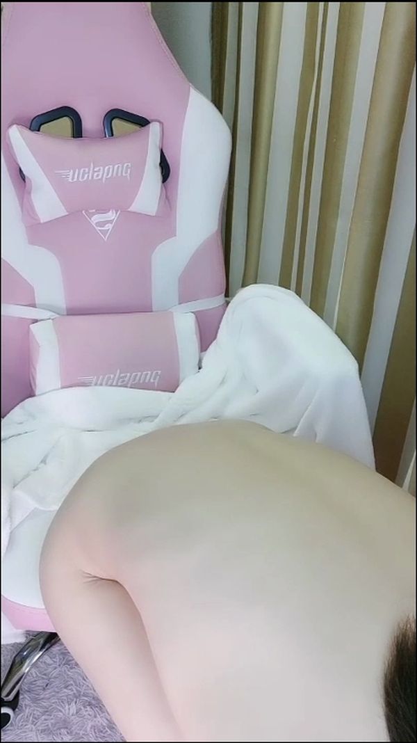 Seeing this cute little streamer’s smile makes me forget all my worries