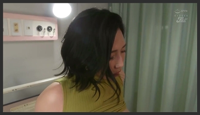 The Wife Taking Care of Her Husband in the Hospital and the Lucky Boy Next Door
