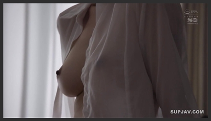 Secretly watching her female superior change clothes, I couldn’t resist her beautiful body
