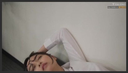Guter japanischer Sex, Arbeit mit großer weiblicher Kollegin Titten, die gerne oben ohne ist, vietnamesische Untertitel, asiatischer Sex unzensiert ansehen